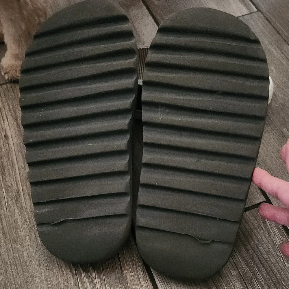 Adidas Boys Yeezy Slide Sandals in Charcoal - Picture 4 of 5